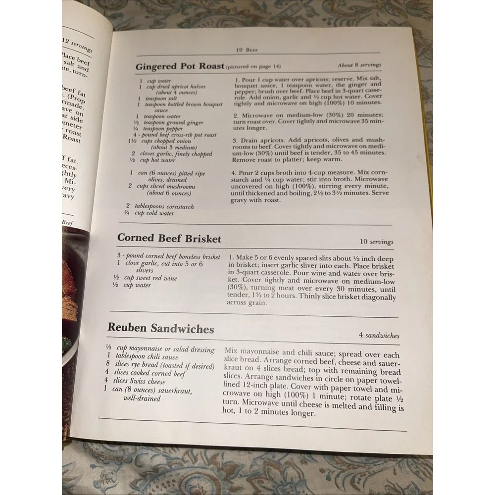 Vintage 1981 Betty Crocker's Microwave Cookbook Hardcover Quick Meal Recipes‎
